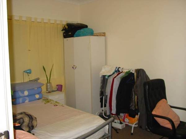 WALK TO ROCKDALE PLAZA! Picture 3