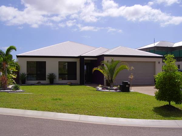 HOUSE IN CRESTBROOK ESTATE WITH VIEWS OF THE OCEAN Picture 1