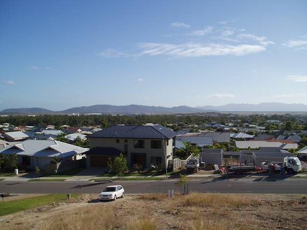 VACANT BLOCK WITH VIEWS TO MAGNETIC ISLAND Picture 1