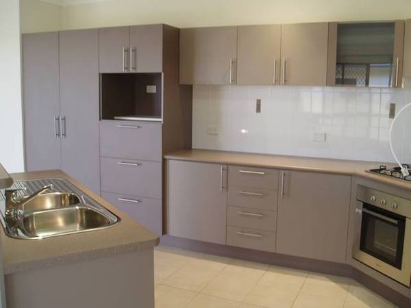 $ BEDROOMS AND A HUGE PARK - WHAT MORE COULD YOU WANT??? Picture 3