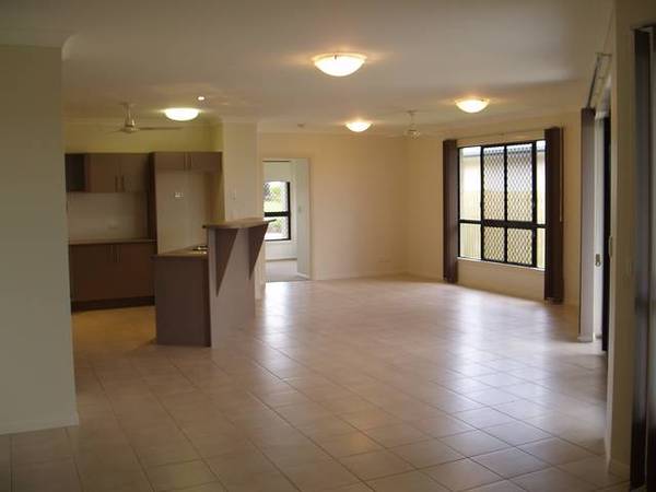 $ BEDROOMS AND A HUGE PARK - WHAT MORE COULD YOU WANT??? Picture 2