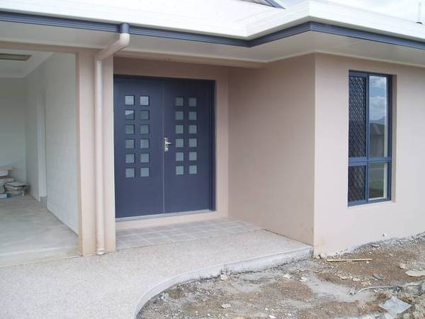 QUALITY FAMILY HOME ON 801m2 BLOCK Picture 2