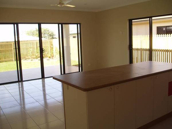 BRAND NEW, EASY CARE BLOCK Picture 2