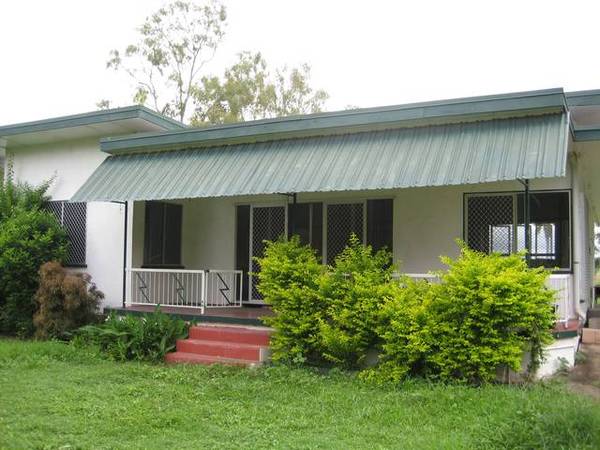 4 BEDROOM HOUSE ON A LARGE BLOCK Picture 1