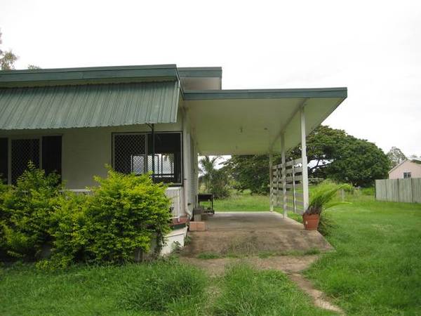 4 BEDROOM HOUSE ON A LARGE BLOCK Picture 2