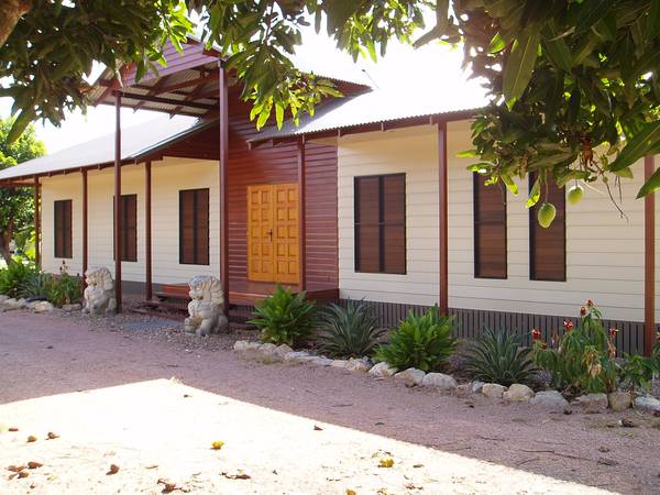 THIS IS A UNEQUE HOUSE IN PAREDISE, 2.3 acres, Bluewater Creek Waterhole to swim in Picture 1