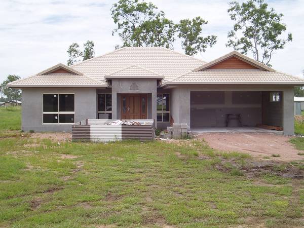 SORT AFTER ACREAGE WITH A VERY HIGH QUALITY 255m2 HOME ON A CORNER Picture 2