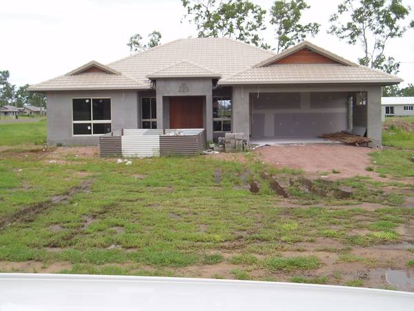 SORT AFTER ACREAGE WITH A VERY HIGH QUALITY 255m2 HOME ON A CORNER Picture 1