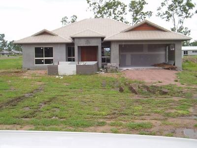 SORT AFTER ACREAGE WITH A VERY HIGH QUALITY 255m2 HOME ON A CORNER Picture