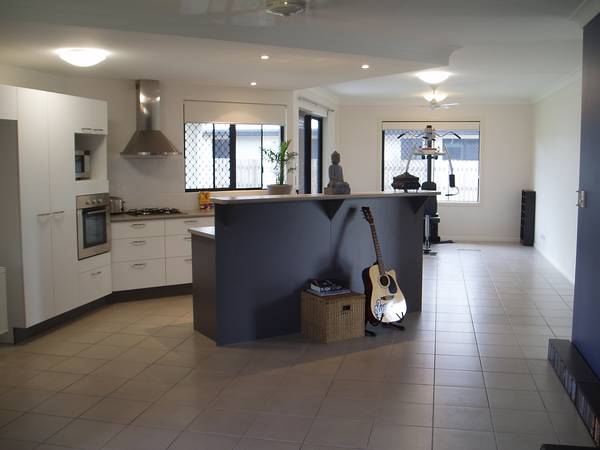 ONLY 5 MTHS YOUNG, $395K, OWNER HAS SLASHED PRICE TO $365K THIS IS ONE OF THOSE BARGAIN BUYS & WILL DISAPPEAR VERY QUICK Picture 3