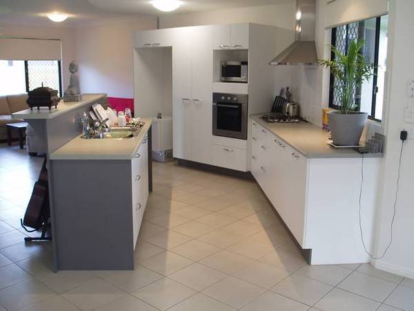 NEW SUBDIVISION HOME ONLY 5 MONTHS OLD, FANTASTIC LAYOUT, ACCESS TO REAR, LOCATION, SIZE, OWNER HAS SLASHED $30K OFF, NO Picture 3