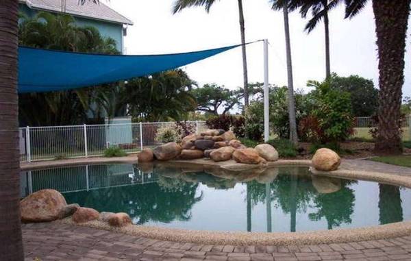 2 BEDROOM APARTMENT CLOSE TO TOWN WITH POOL Picture 2