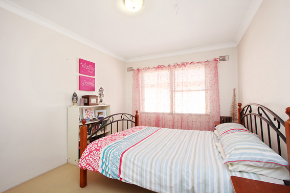 3 Bedroom Apartment with Car Space Picture 2