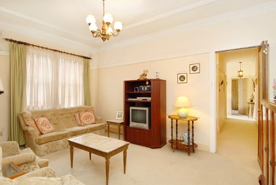 Charming Semi Picture