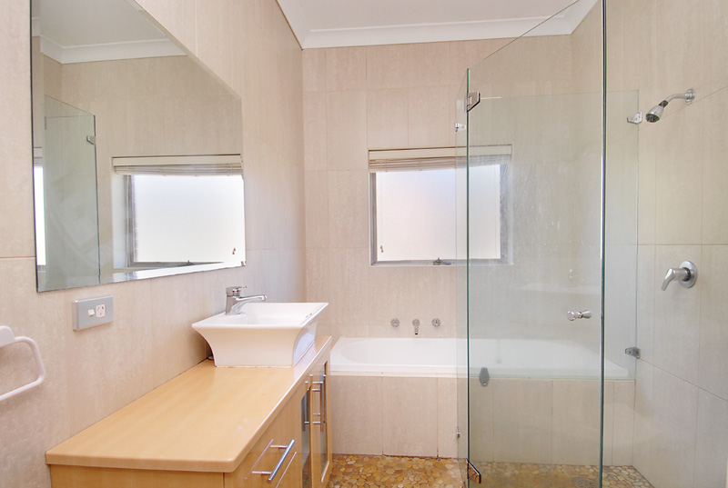 3 Bedrooms with District Views Picture 3