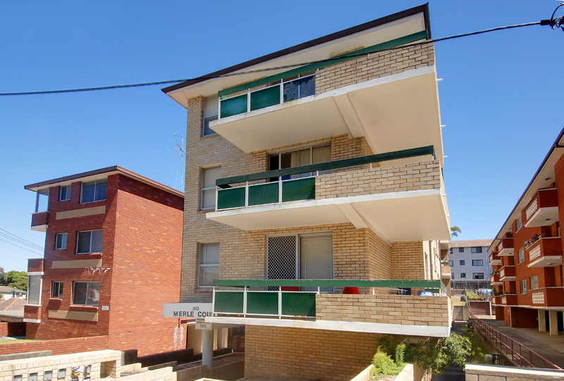 Sunny Top Floor Apartment Picture 1