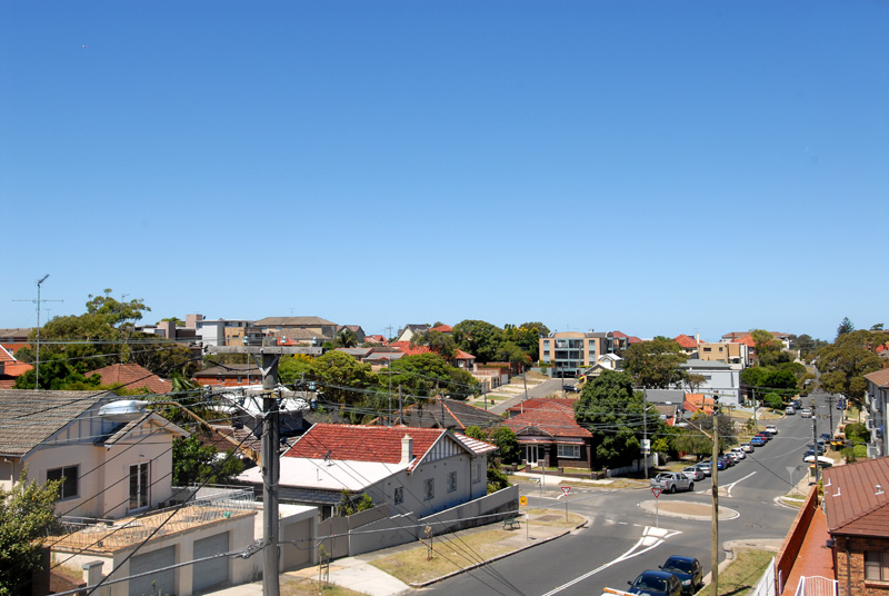 Sunny Top Floor Apartment Picture 2