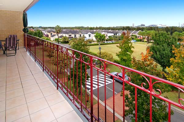 Enormous Top Floor Apartment Opposite Park Picture 1