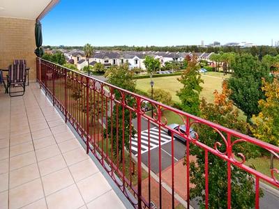 Enormous Top Floor Apartment Opposite Park Picture