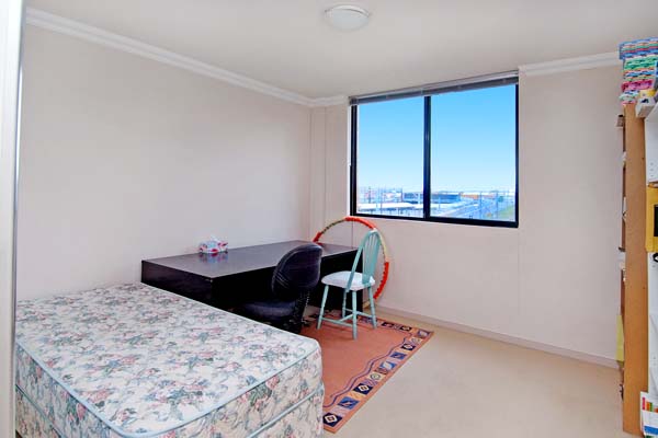 Unique 4 Bedroom Apartment Picture 3