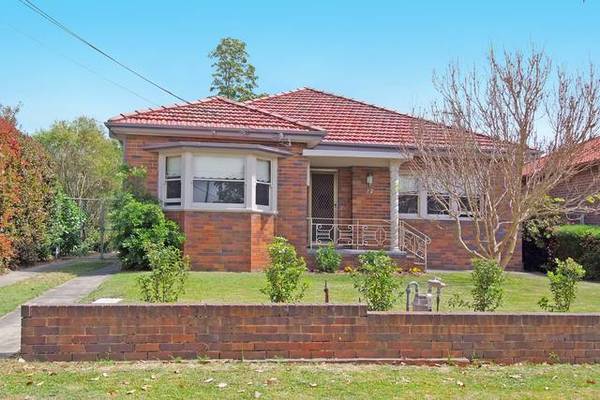 Superb Location Overlooking Queen Elizabeth Park Picture 1