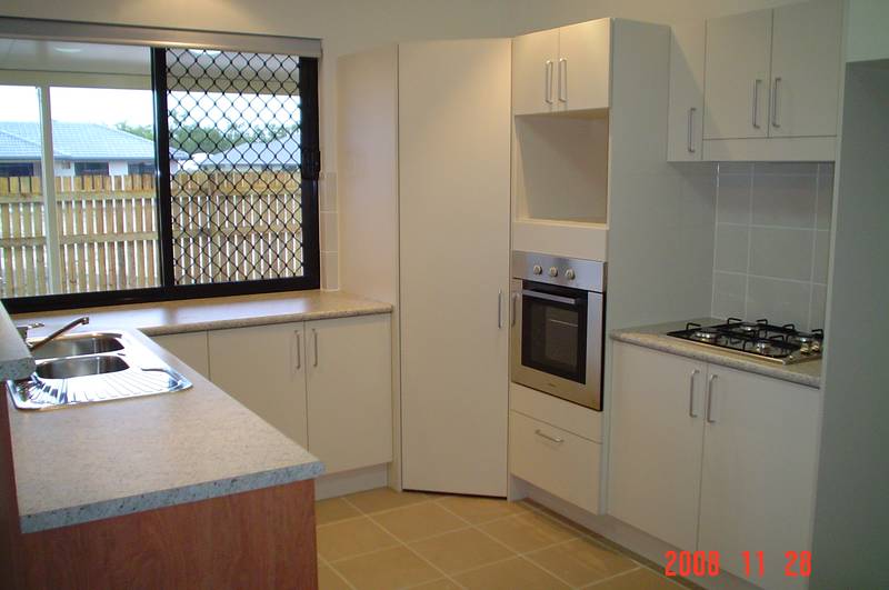 Near New - 5 Bedrooms Picture 3