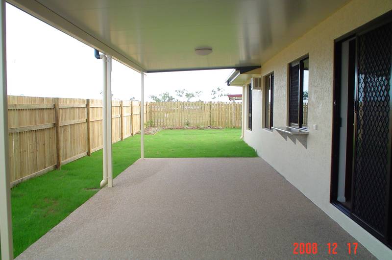 Near New - 5 Bedrooms Picture 2