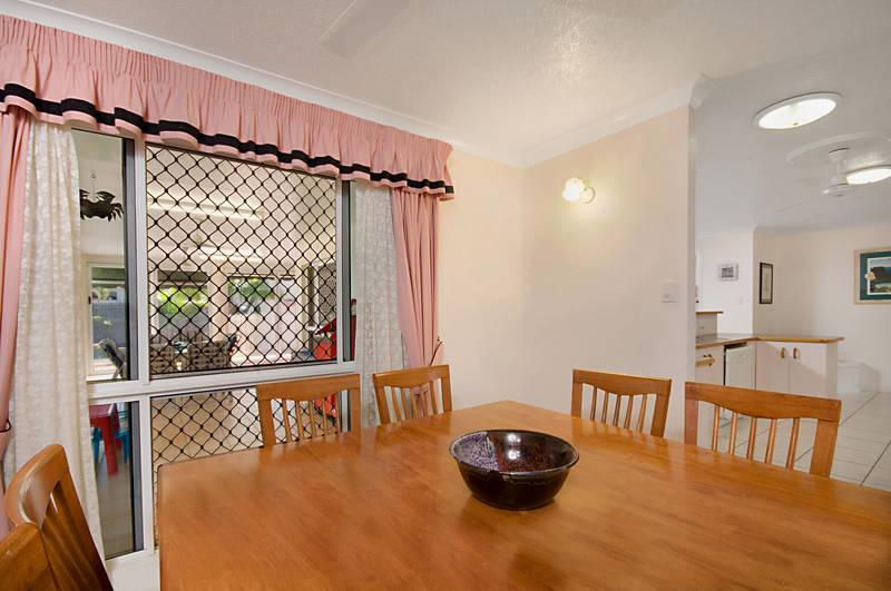 WILLOWS GARDENS- NEAR THE PARK. Picture 3