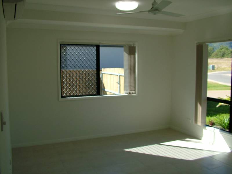 Fabulous new 5 Bedroom home built by one of Townsville's leading builders. Picture 3