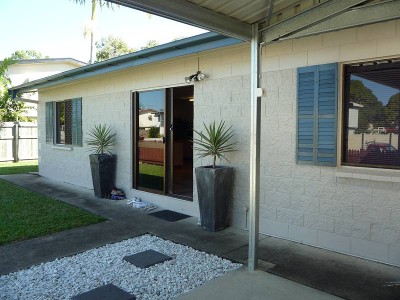KIRWAN - 3 BEDROOM - HIGHSET - SUPERB LOCATION Picture