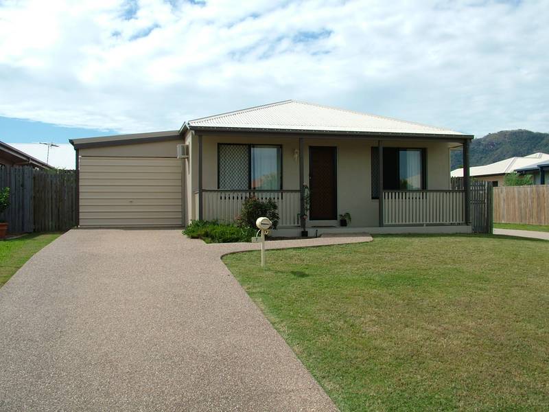 NEAR NEW - UNDER $300,000!! Picture 1