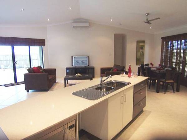 EXECUTIVE HOME FOR THE LARGE FAMILY Picture 2