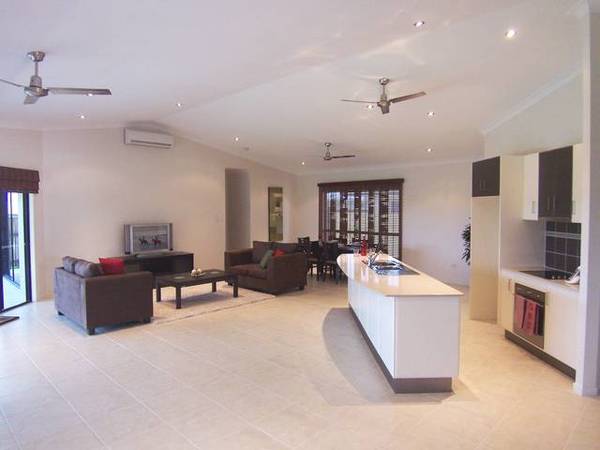 EXECUTIVE HOME FOR THE LARGE FAMILY Picture 1