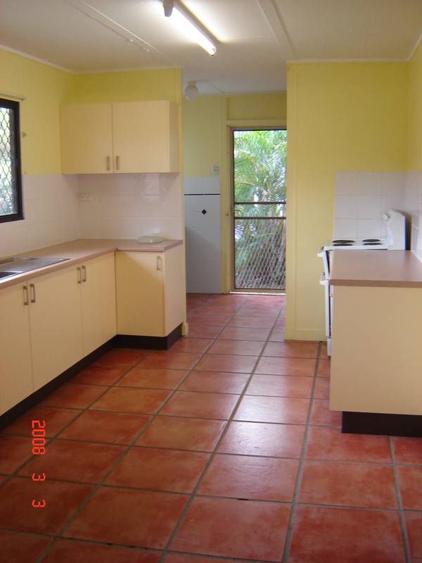 Large 3 bedroom with shed Picture 2