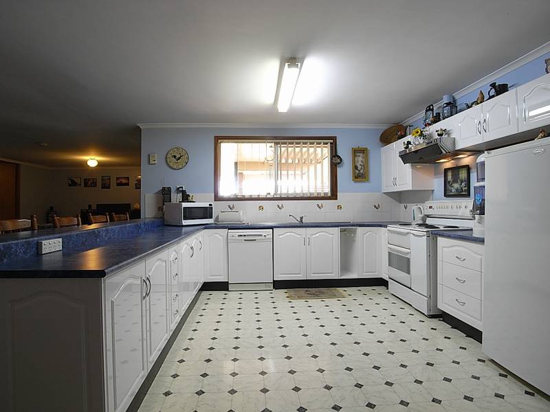 Unique Spacious Family Home Picture 2