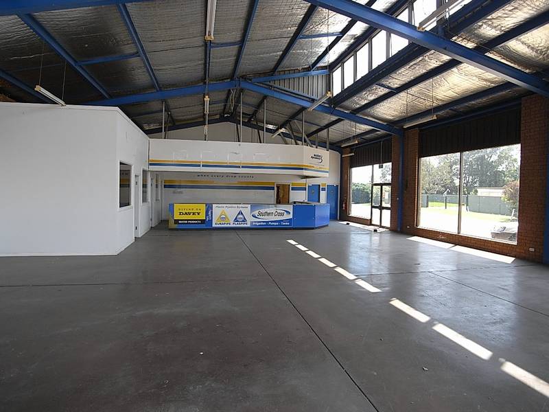 Commercial/Retail Showroom & workshop Picture 2