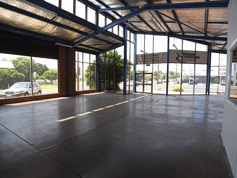 Commercial/Retail Showroom & workshop Picture 3