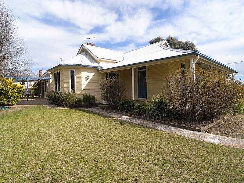 An Enviable Country Style Cottage Picture 1