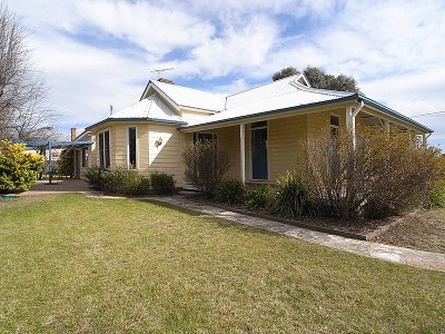 An Enviable Country Style Cottage Picture