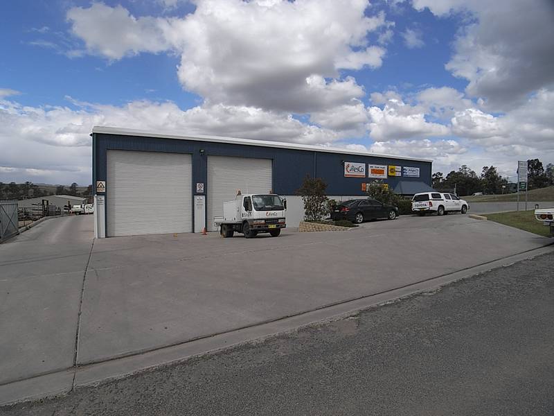 OUTSTANDING INDUSTRIAL INVESTMENT WITH HIGH PROFILE TENANT Picture 2
