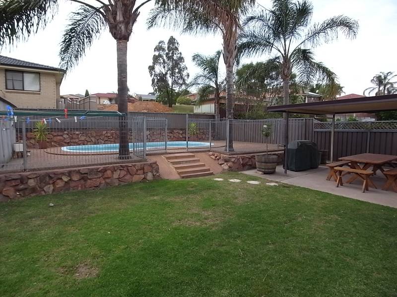 NEAT AS A PIN! Picture 3