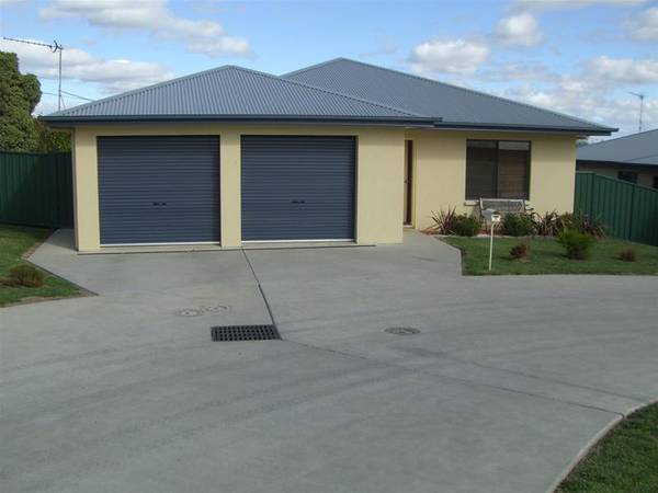 3 BEDROOM UNIT WITH DOUBLE GARAGE Picture 1