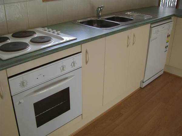 GREAT INVESTMENT LOCATED AT THE REAR ! Picture 2