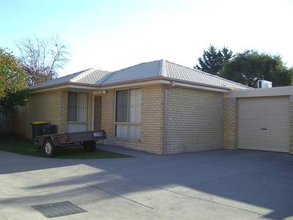 GREAT INVESTMENT LOCATED AT THE REAR ! Picture 1