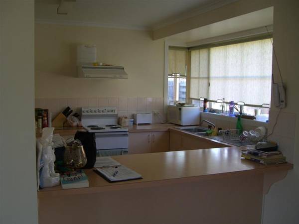 COZY 3 BEDROOM UNIT Picture 2