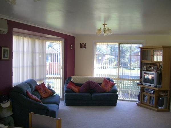 COZY 3 BEDROOM UNIT Picture 3