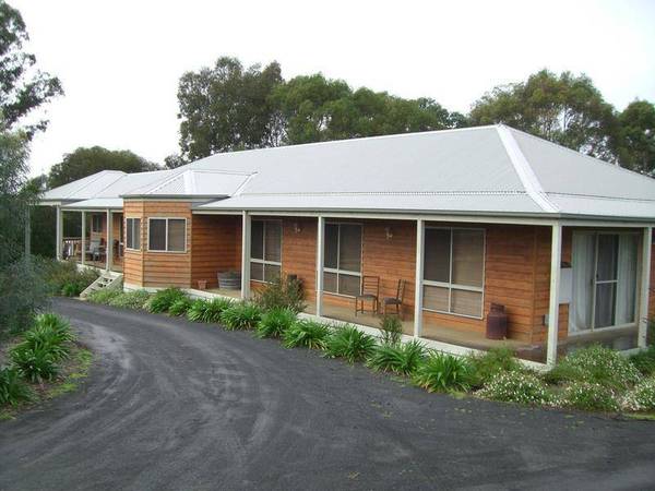 MODERN FAMILY CEDAR HOME ON 1 ACRE Picture 1