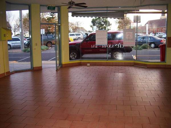 Corner shop in popular location. Picture 1