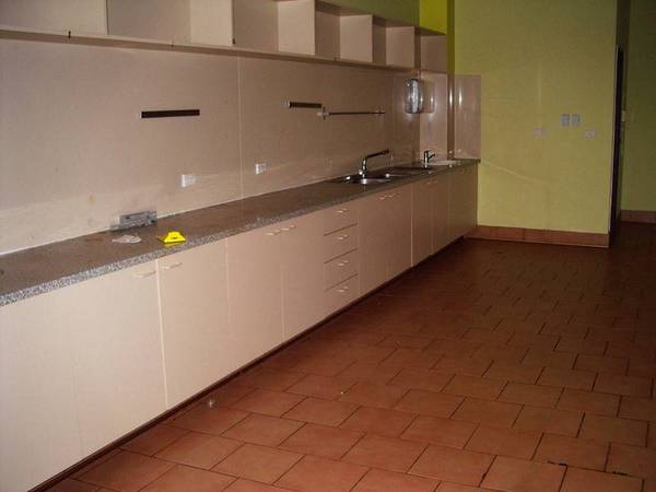 Corner shop in popular location. Picture 2