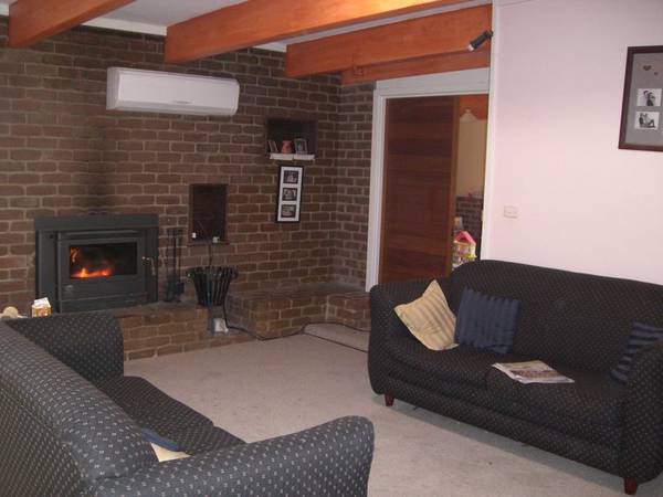 RURAL FAMILY HOME ON 2 1/2 ACRES Picture 2